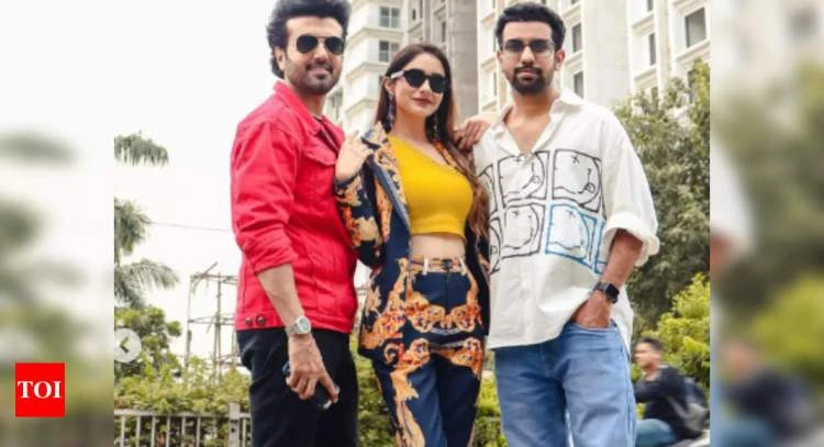 Mitra Gadhvi opens up about his bond with ‘Hey Kem Chho London’ star casts- Exclusive! | Gujarati Movie News
